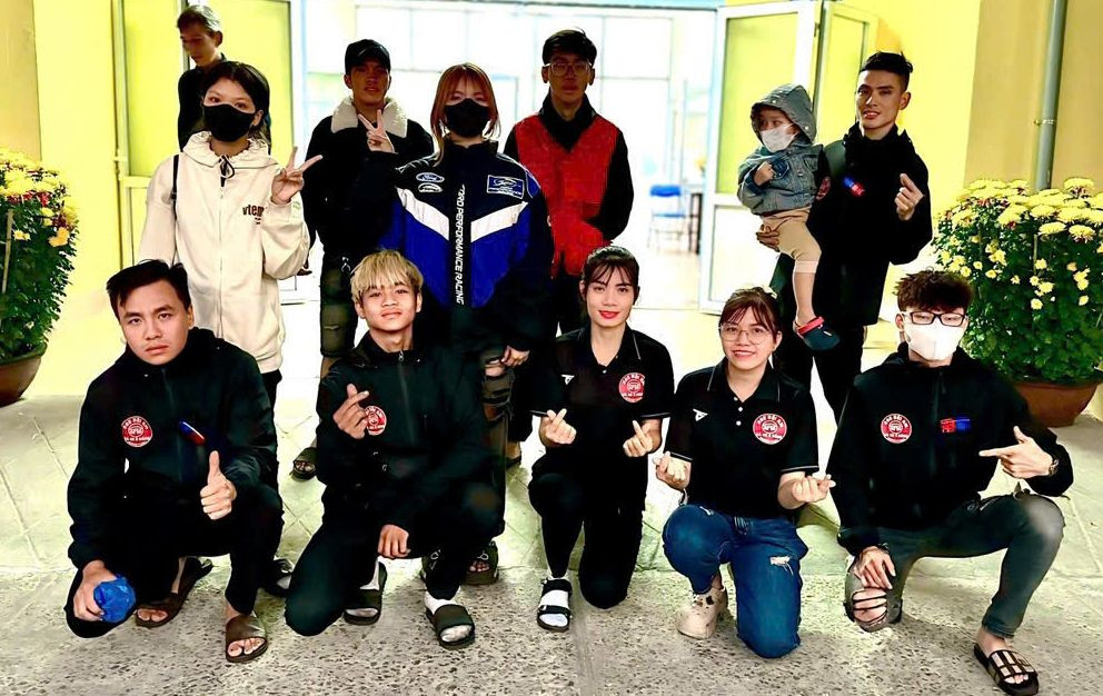 Các bạn trẻ Đội SOS Hội An vá xe 0 đồng.