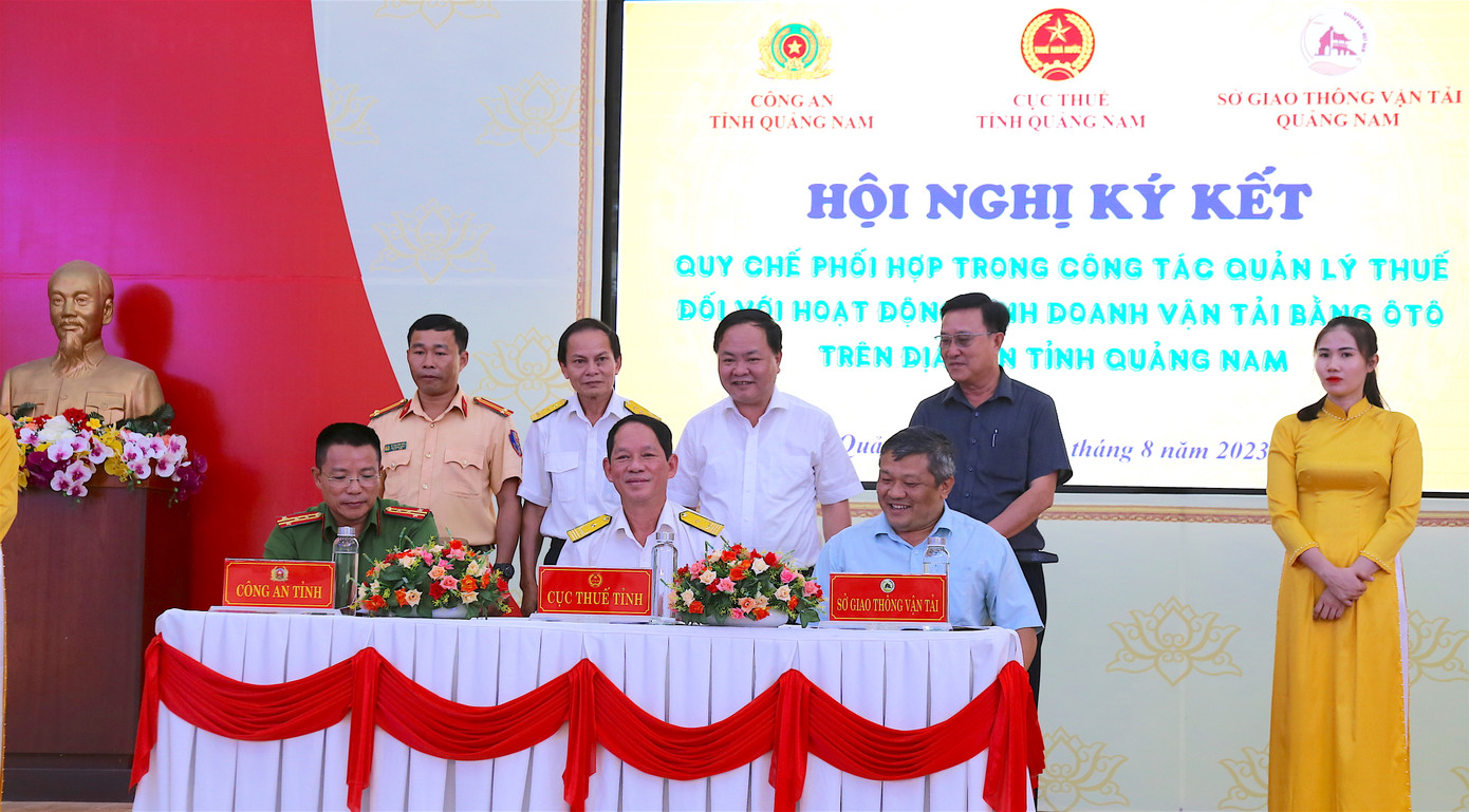 Cục Thuế tỉnh Quảng Nam, Công an tỉnh và Sở GTVT ký kết Quy chế phối hợp quản lý thuế đối với hoạt động kinh doanh vận tải bằng ô tô. Ảnh: Hoài Văn