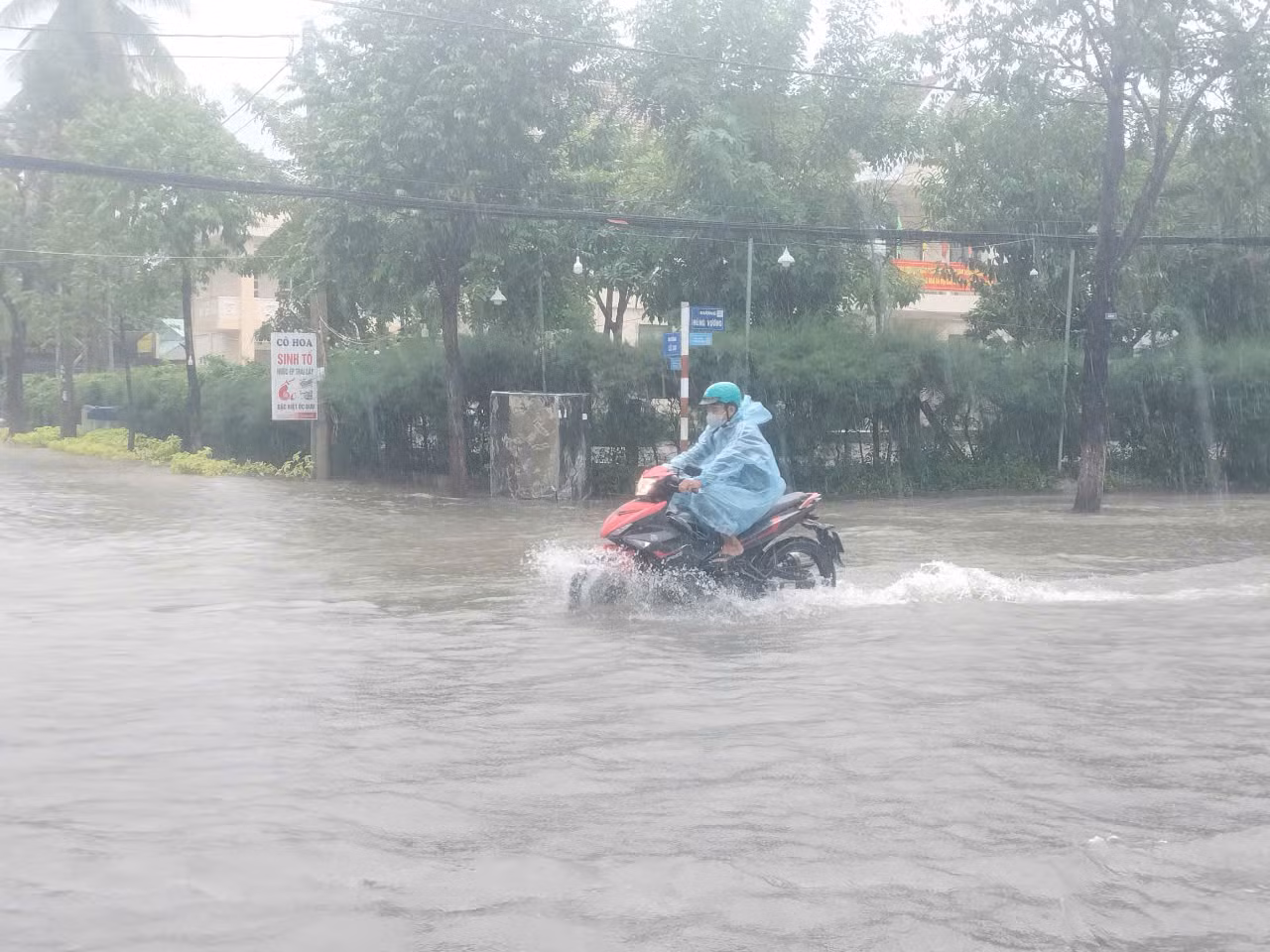Nhiều tuyến đường ở thành phố Tam Kỳ ngập sâu. Nhiều tuyến đường ở thành phố Tam Kỳ ngập sâu.