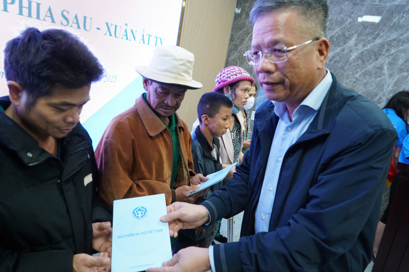 Tặng quà cho 30 bệnh nhân có hoàn cảnh khó khăn tại Bệnh viện Đa khoa khu vực Quảng Nam.