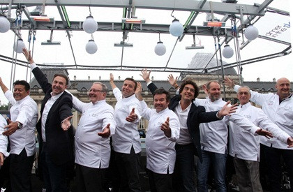  Khách hàng và nhân viên phục vụ chụp ảnh lưu niệm