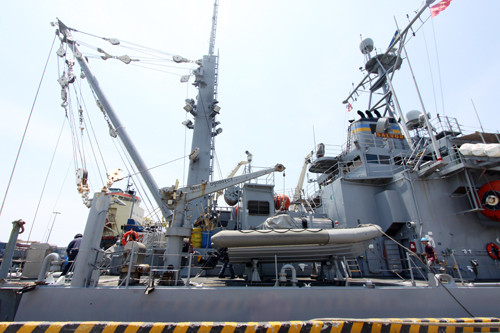 Các cần cẩu và thuyền cứu nạn trên tàu