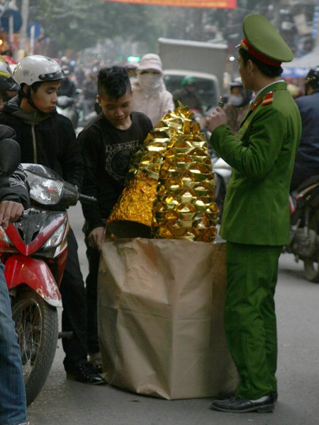 Vàng mã xuống cả lòng đường