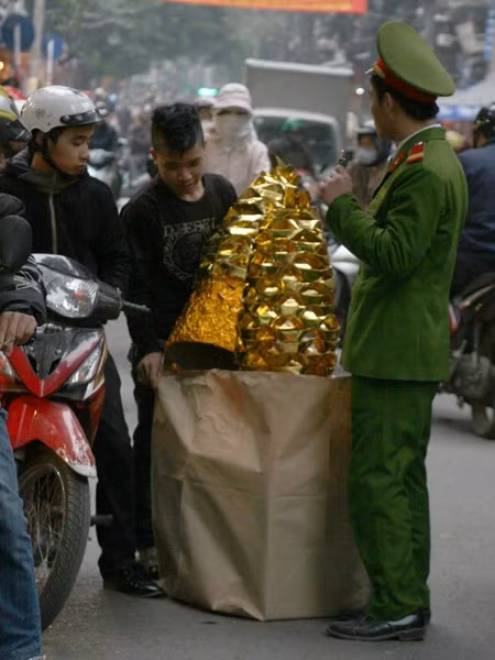 Vàng mã xuống cả lòng đường