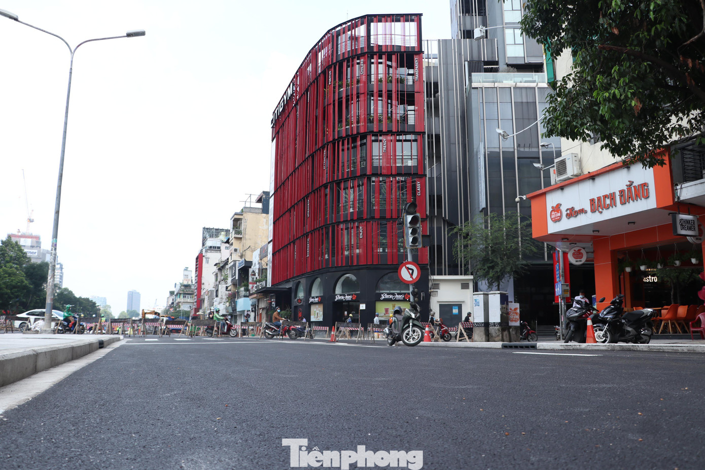 Đoạn đường Lê Lợi thuộc gói thầu CP1a, được khởi công ngày 15/11/2016. Mặt bằng thi công được nhận từ Trung tâm Quản lý hạ tầng giao thông đường bộ vào ngày 23/3/2017. Thực hiện rào chắn để thi công từ ngày 23/3/3017.