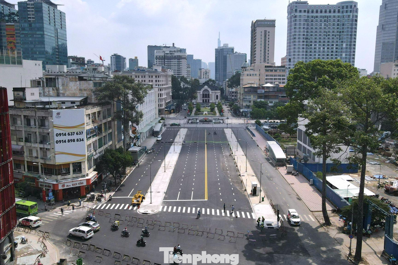 Ngày 27/4, Ban quản lý đường sắt đô thị TPHCM (MAUR) đã hoàn thành việc tháo dỡ hàng rào, hoàn trả mặt bằng một đoạn đường Lê Lợi (quận 1, TPHCM) phục vụ giao thông và sinh hoạt của người dân hai bên đường sau nhiều năm rào chắn.