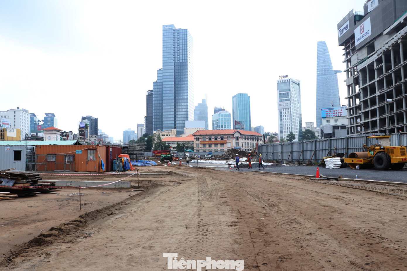 Tuyến metro số 1 có chiều dài gần 20 km, đi từ chợ Bến Thành (quận 1) đến Depot Long Bình (TP Thủ Đức) gồm 3 ga ngầm và 11 ga trên cao với tổng mức đầu tư hơn 43.700 tỷ đồng. Dự án được khởi công từ năm 2012. Đến nay đã nhập về 15/17 đoàn tàu, dự kiến sẽ chạy thử vào cuối năm 2022.