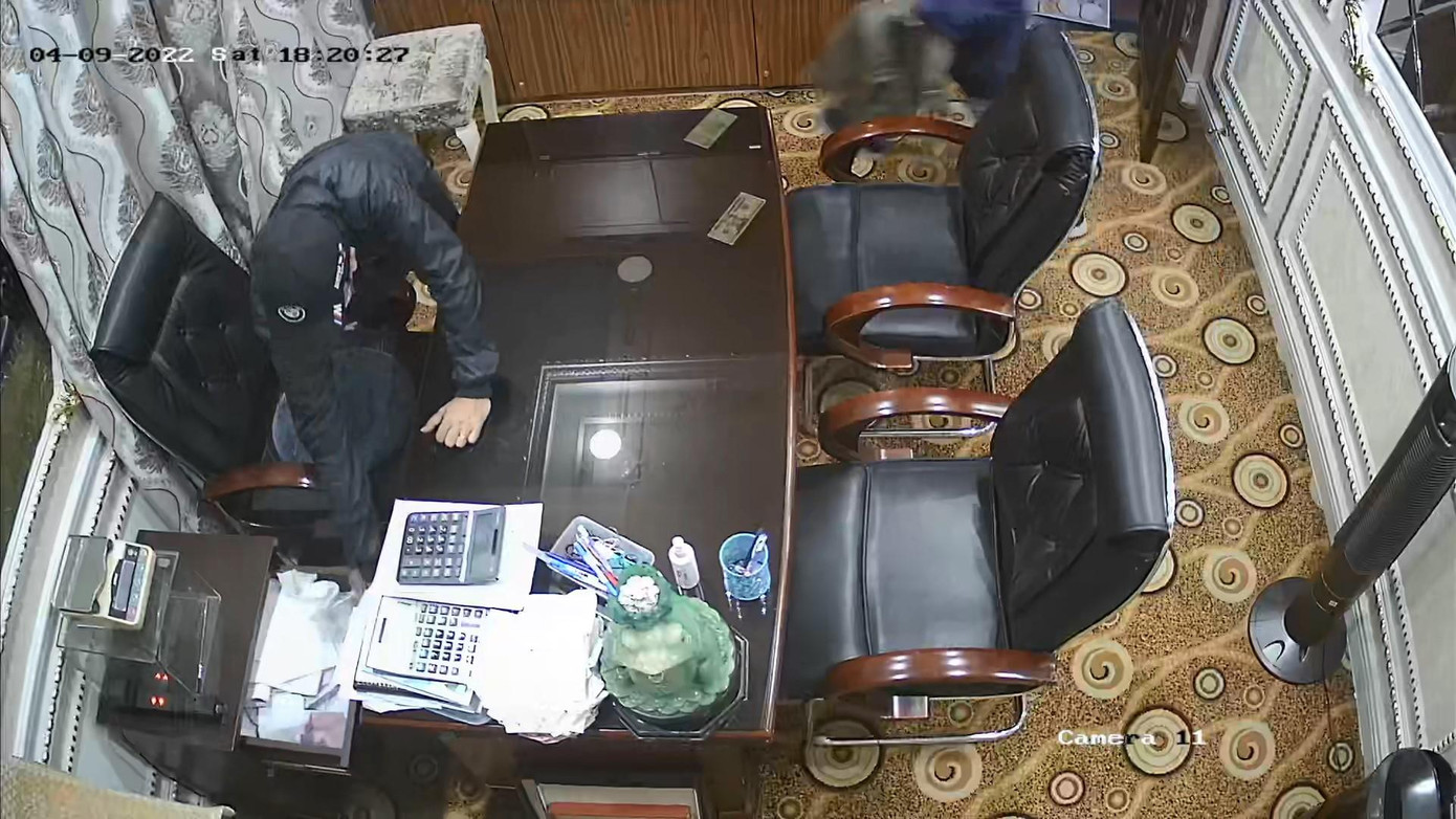 Tên cướp lục soát trong nhà cướp tài sản.