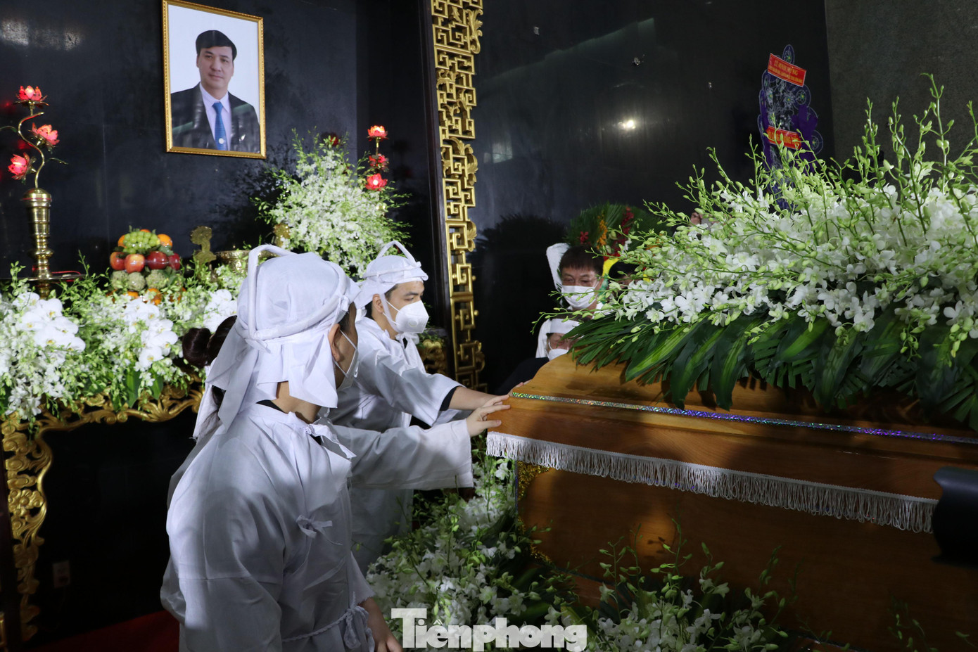 Gia đình, người thân đau xót trước sự ra đi đột ngột của ông Lê Hòa Bình.