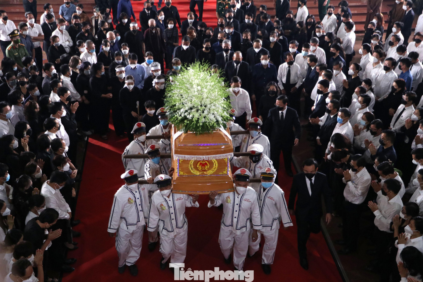 Sau lễ truy điệu, linh cữu Phó Chủ tịch Thường trực UBND TPHCM Lê Hòa Bình sẽ ghé thăm UBND TPHCM, tiễn biệt cán bộ công chức, viên chức, người lao động trước khi về nơi an nghỉ.