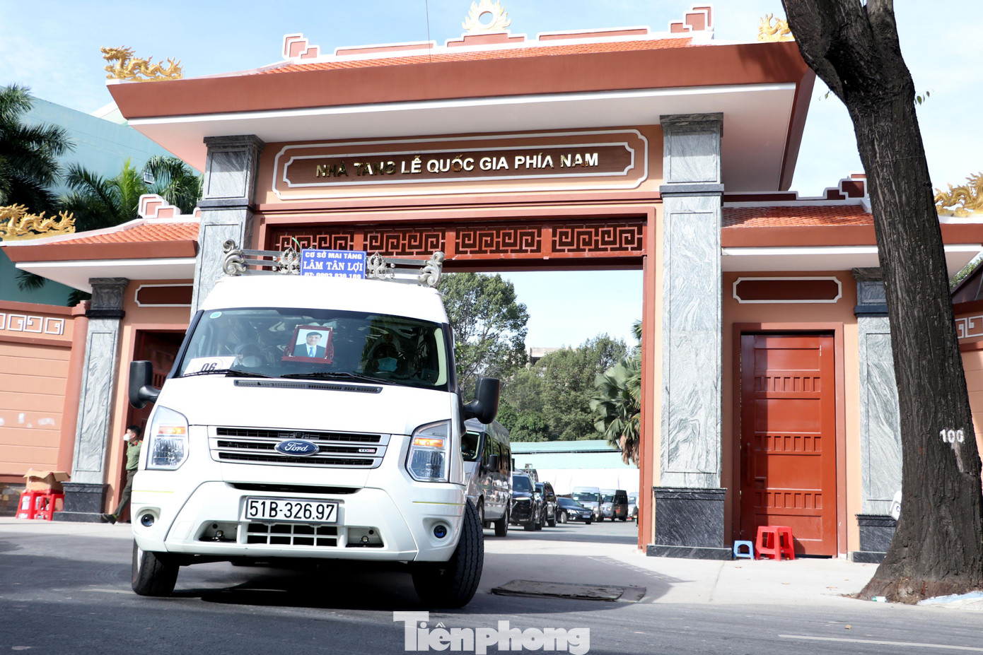 Đoàn xe tang đưa ông Lê Hòa Bình rời Nhà tang lễ Quốc gia phía Nam đến UBND TPHCM trước khi về nơi an nghỉ cuối cùng tại Nghĩa trang TPHCM.