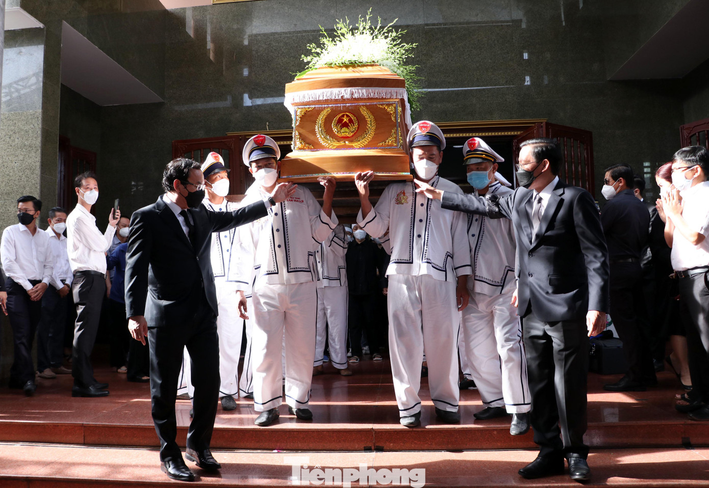 Bí thư Thành ủy TPHCM Nguyễn Văn Nên và Chủ tịch UBND TPHCM Phan Văn Mãi tiễn biệt ông Lê Hòa Bình.