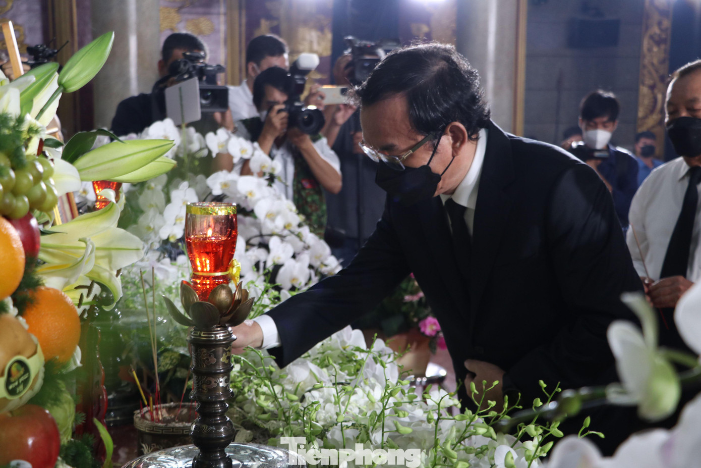 "Anh ra đi, còn đó bao nhiêu ấp ủ về công việc cho thành phố, cho người dân, cùng những mong muốn lo cho gia đình. Sự ra đi của anh để lại bao niềm tiếc thương, đau xót. Nước mắt đã rơi nhiều trong những ngày qua. Nhưng chúng tôi tin rằng anh sẽ không quá hối tiếc vì mình đã sống và có những đóng góp rất quan trọng đối với Đảng bộ, với nhân dân thành phố và với gia đình. Mong anh an lòng yên nghỉ!" - Điếu văn truy điệu ông Lê Hòa Bình viết.