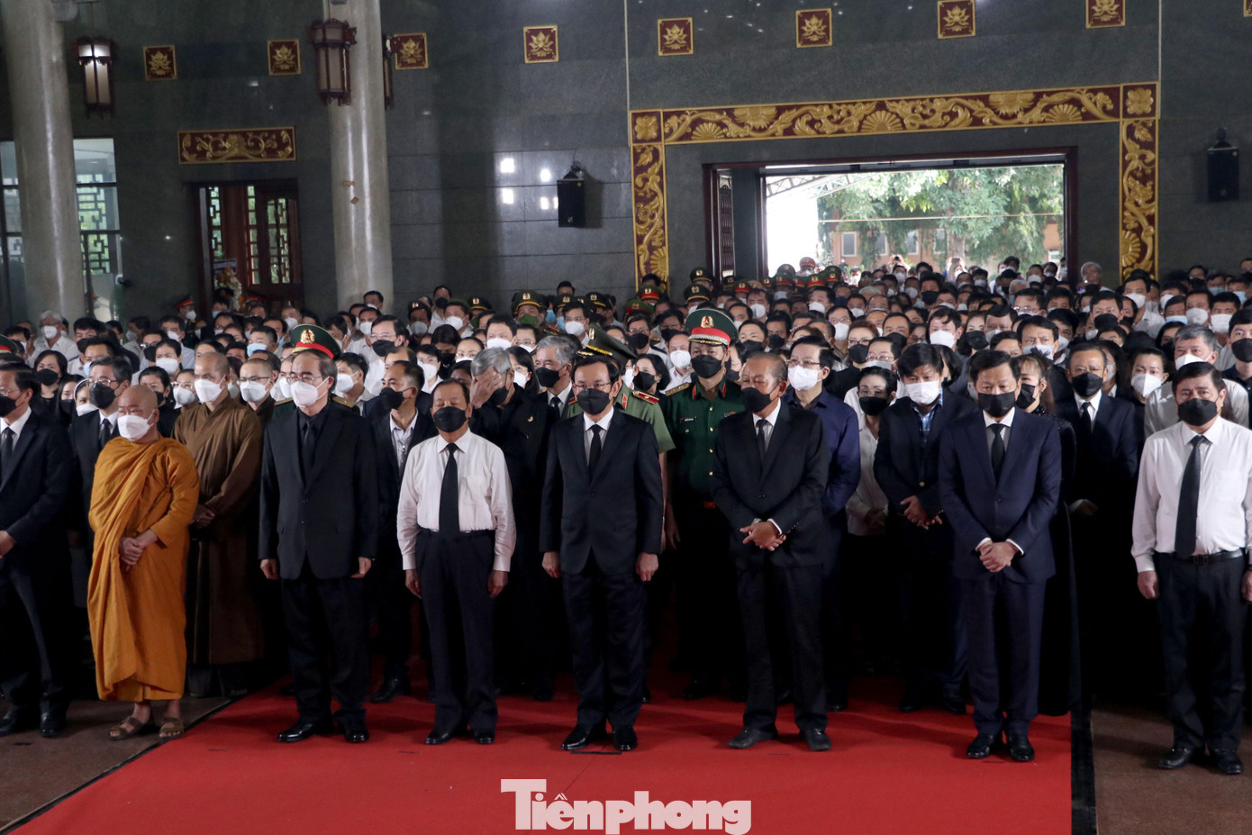 Dự lễ truy điệu có lãnh đạo, nguyên lãnh đạo Trung ương, Thành ủy, UBND, HĐND TPHCM, các sở, ban, ngành, địa phương và người dân… Trong không khí trang nghiêm, các đoàn đại biểu đã thắp nén tâm nhang vĩnh biệt ông Lê Hòa Bình, động viên gia đình cố gắng vượt qua nỗi đau.