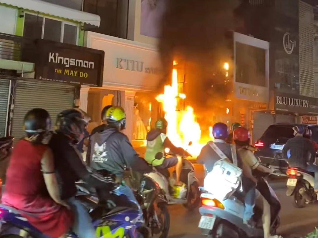 Cửa hàng váy cưới bốc cháy