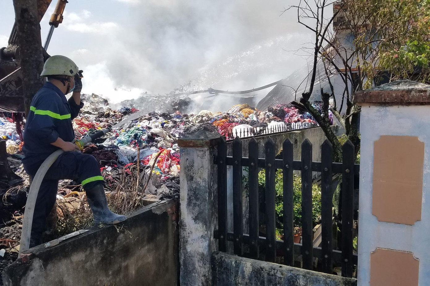 Lực lượng chức năng dập lửa. Lực lượng chức năng dập lửa.