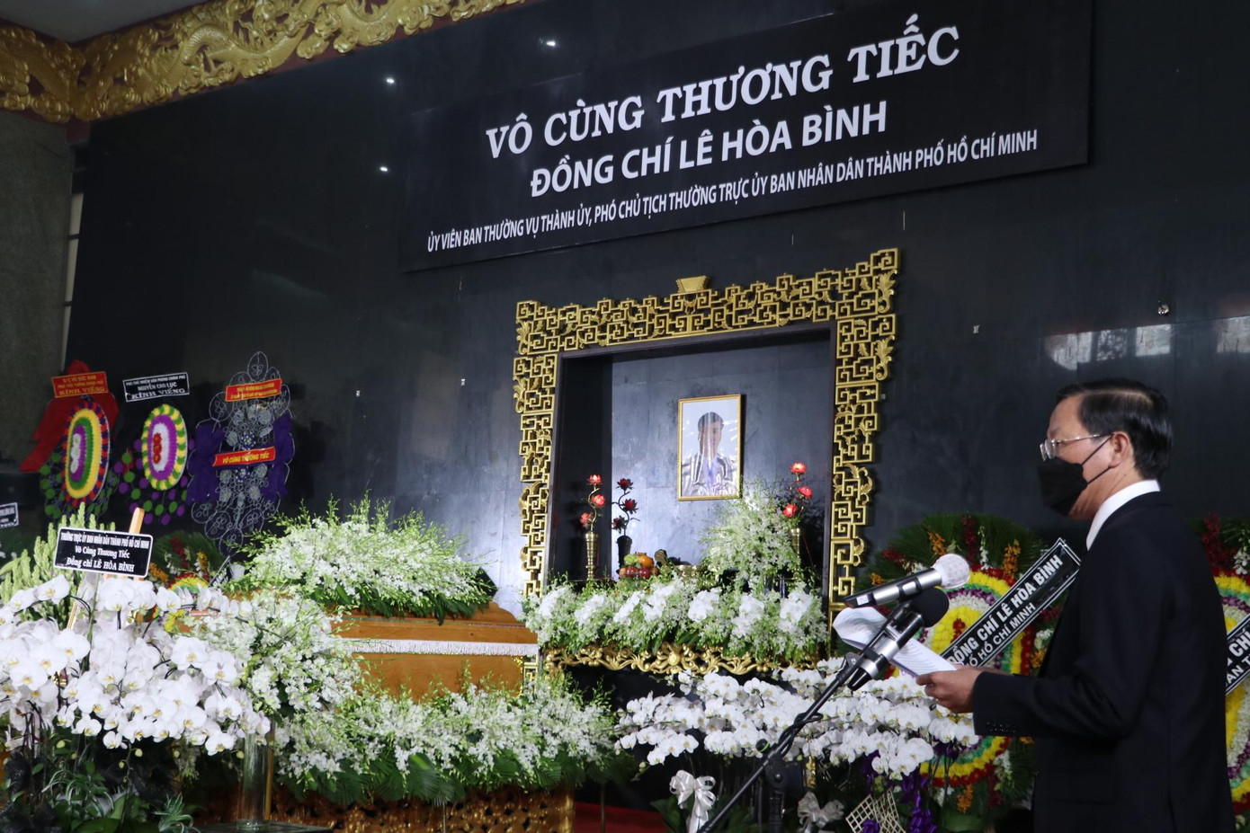 Chủ tịch UBND TPHCM Phan Văn Mãi đọc điếu văn tại lễ truy điệu ông Lê Hòa Bình. Chủ tịch UBND TPHCM Phan Văn Mãi đọc điếu văn tại lễ truy điệu ông Lê Hòa Bình.