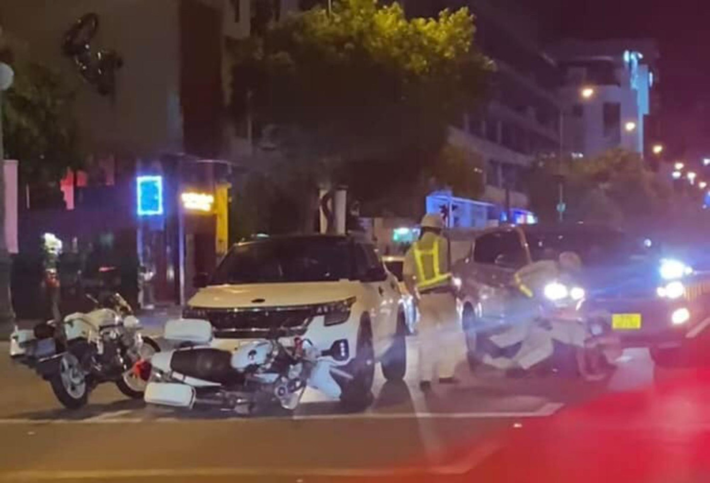 Chiếc mô tô đặc chủng dựng trước đầu ô tô bị nghiêng. Chiếc mô tô đặc chủng dựng trước đầu ô tô bị nghiêng.