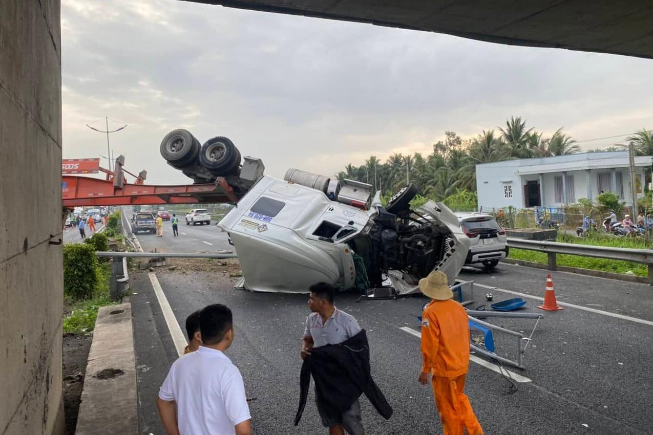 Phần đầu xe hư hỏng nặng. Phần đầu xe hư hỏng nặng.