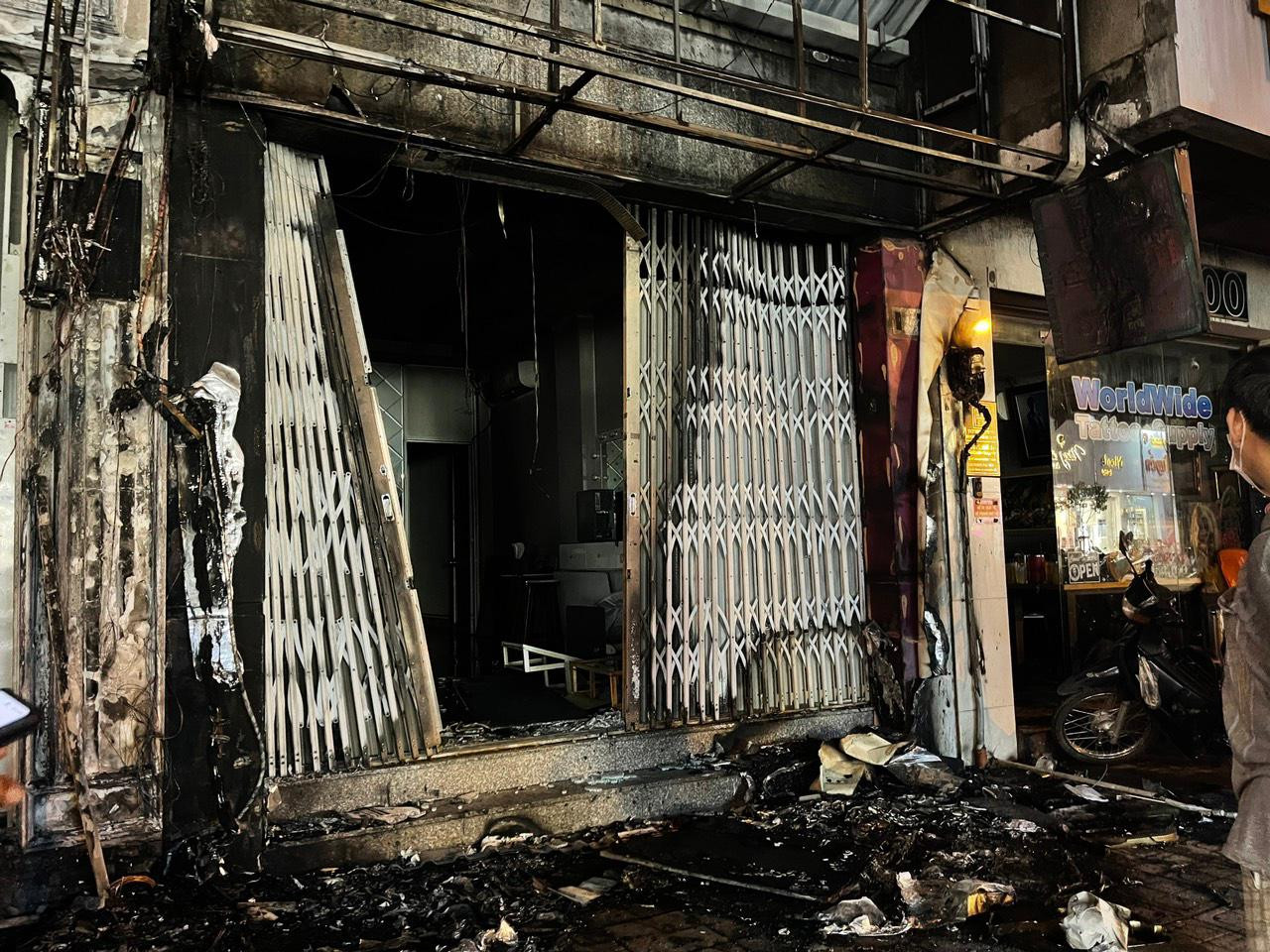 Phía trước căn nhà bị hư hại nặng.