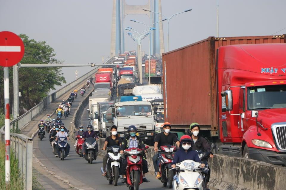 Giao thông qua khu vực ùn tắc kéo dài.