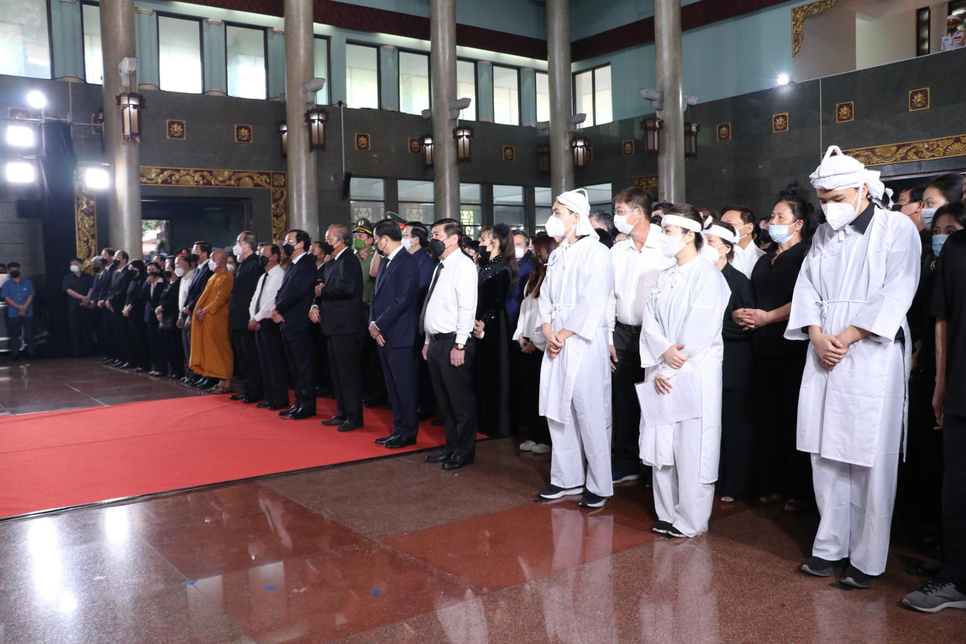 Sáng 2/4, Ban tổ chức lễ tang và gia đình đã tổ chức lễ truy điệu Phó Chủ tịch Thường trực UBND TPHCM Lê Hòa Bình tại Nhà tang lễ Quốc gia phía Nam, số 5 đường Phạm Ngũ Lão, phường 3, quận Gò Vấp, TPHCM.