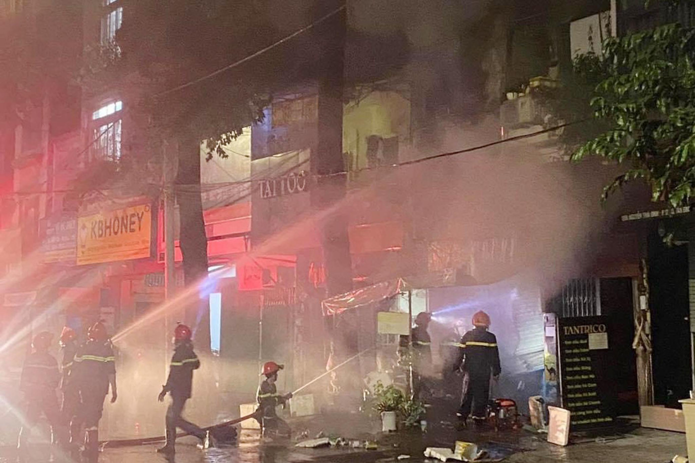 Lực lượng chức năng dập lửa và cứu người. Lực lượng chức năng dập lửa và cứu người.