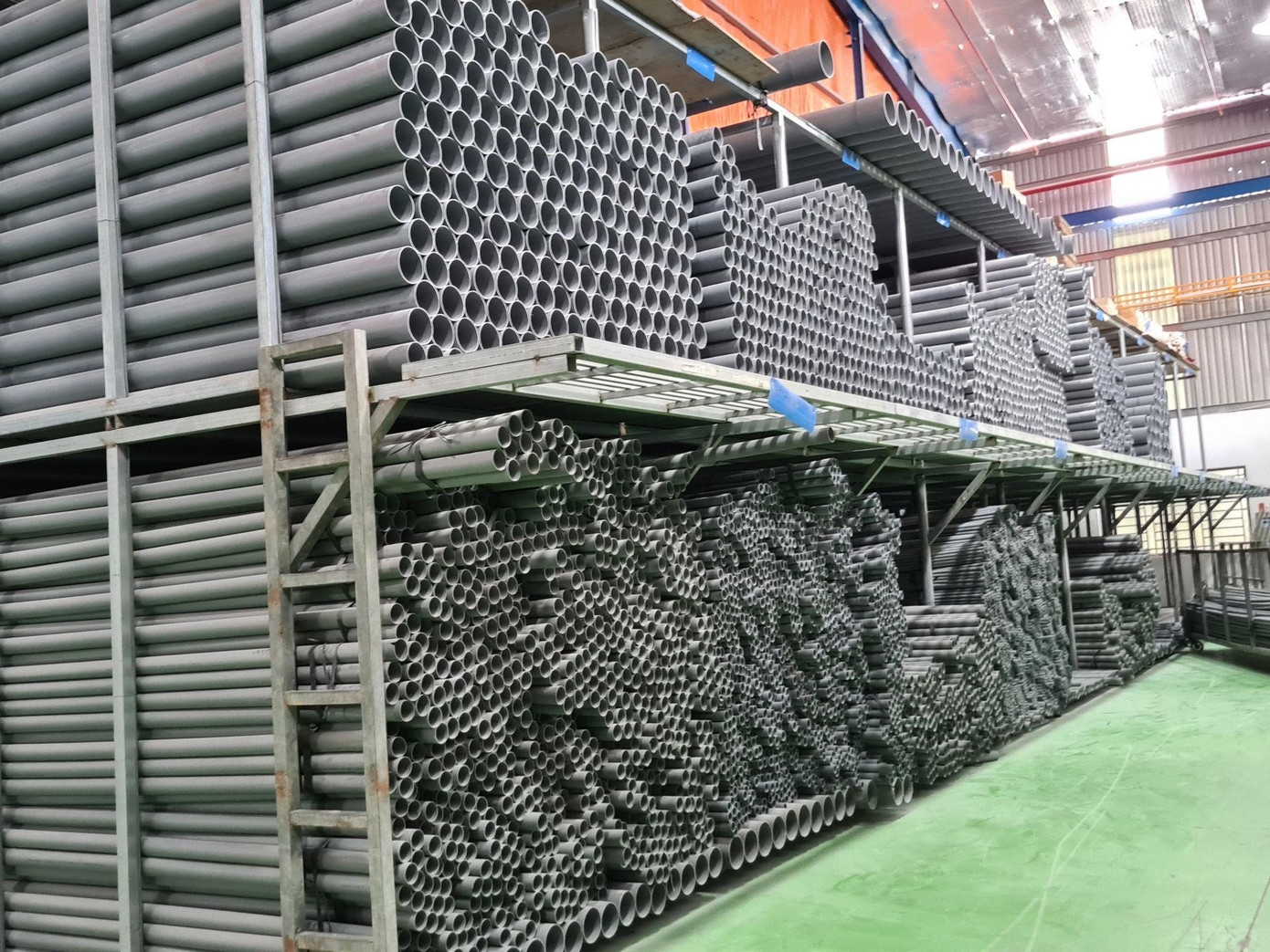 Lượng lớn ống nhựa nhái thương hiệu bị thu giữ.