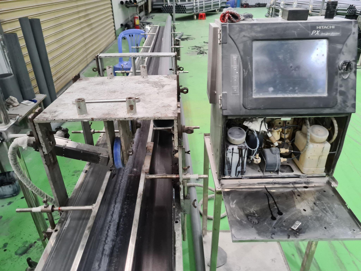 Máy móc sản xuất ống nhựa nhái nhãn hiệu tại công ty của Lý Vỹ Nguyễn.