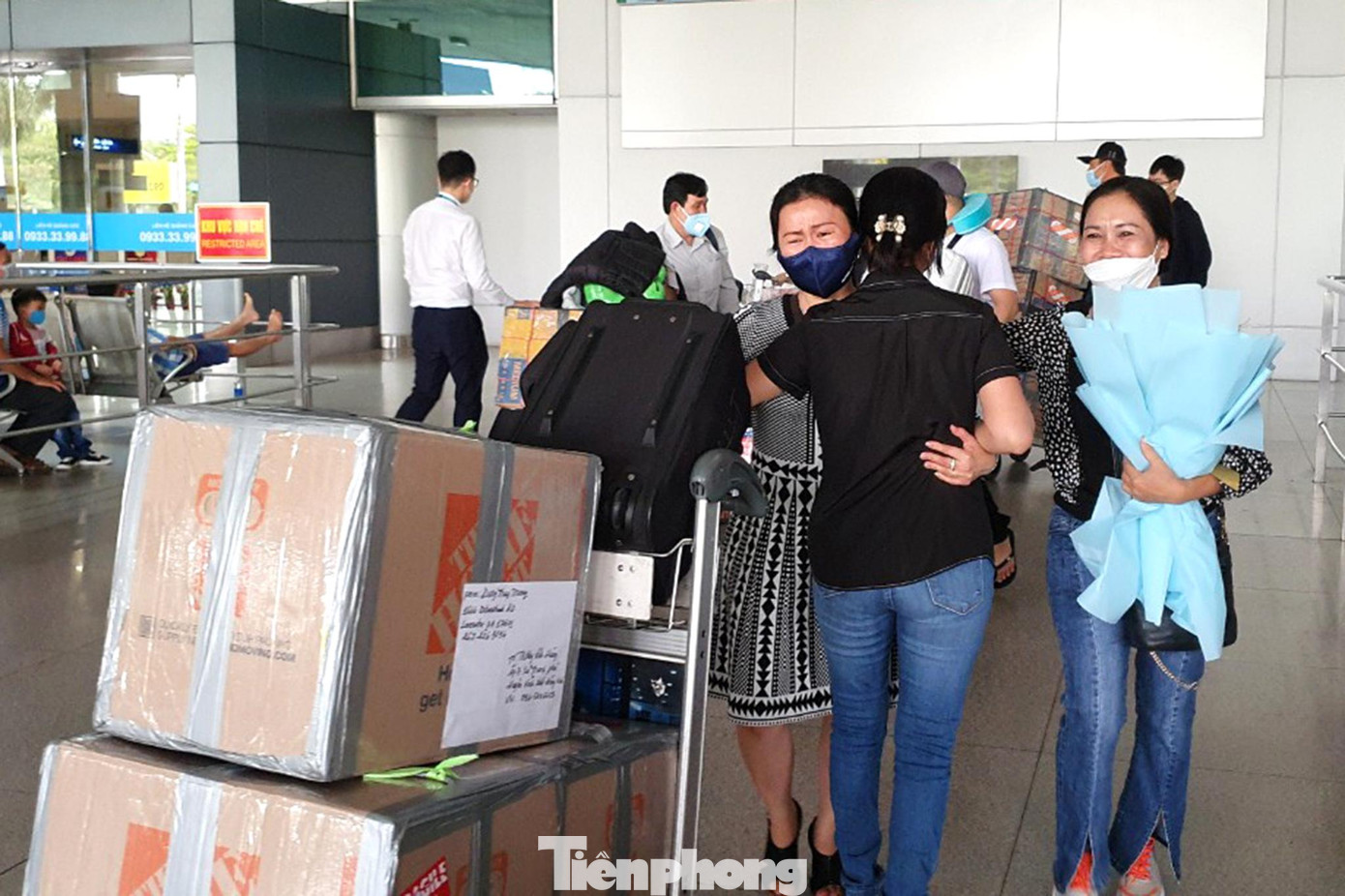 Nhiều người hạnh phúc ôm chặt người thân sau thời gian dài xa cách.