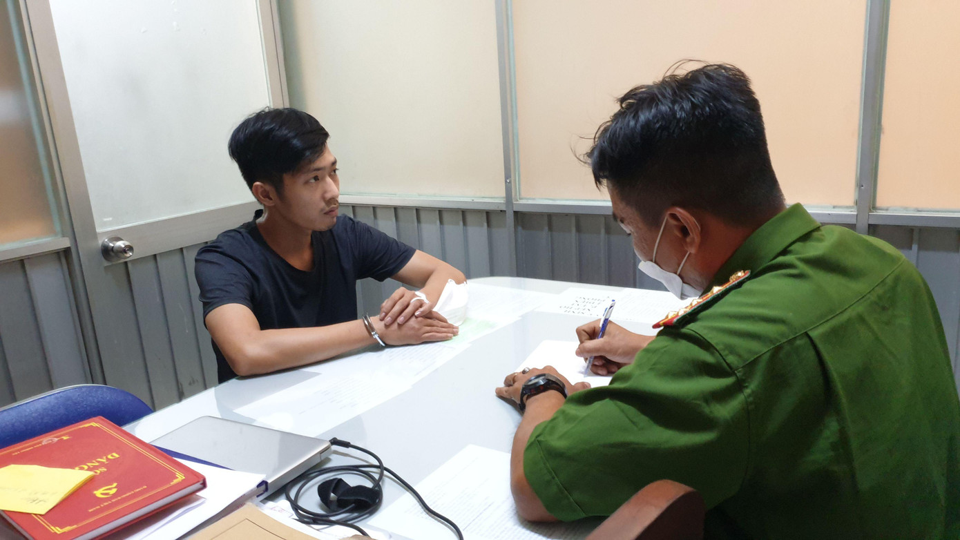 Công an lấy lời khai đối tượng.