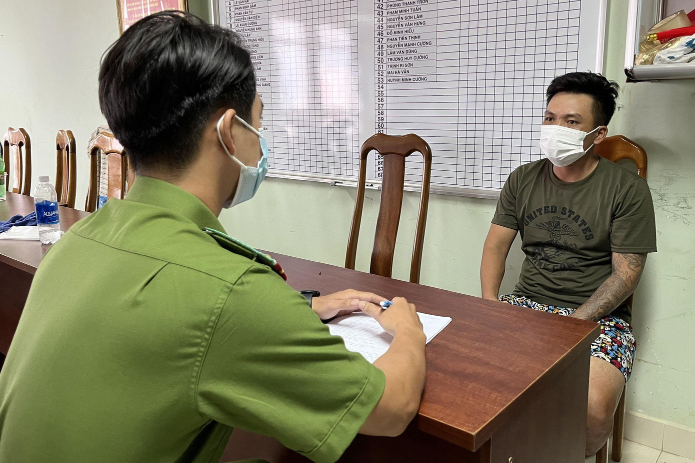 Công an lấy lời khai nghi phạm. Công an lấy lời khai nghi phạm.