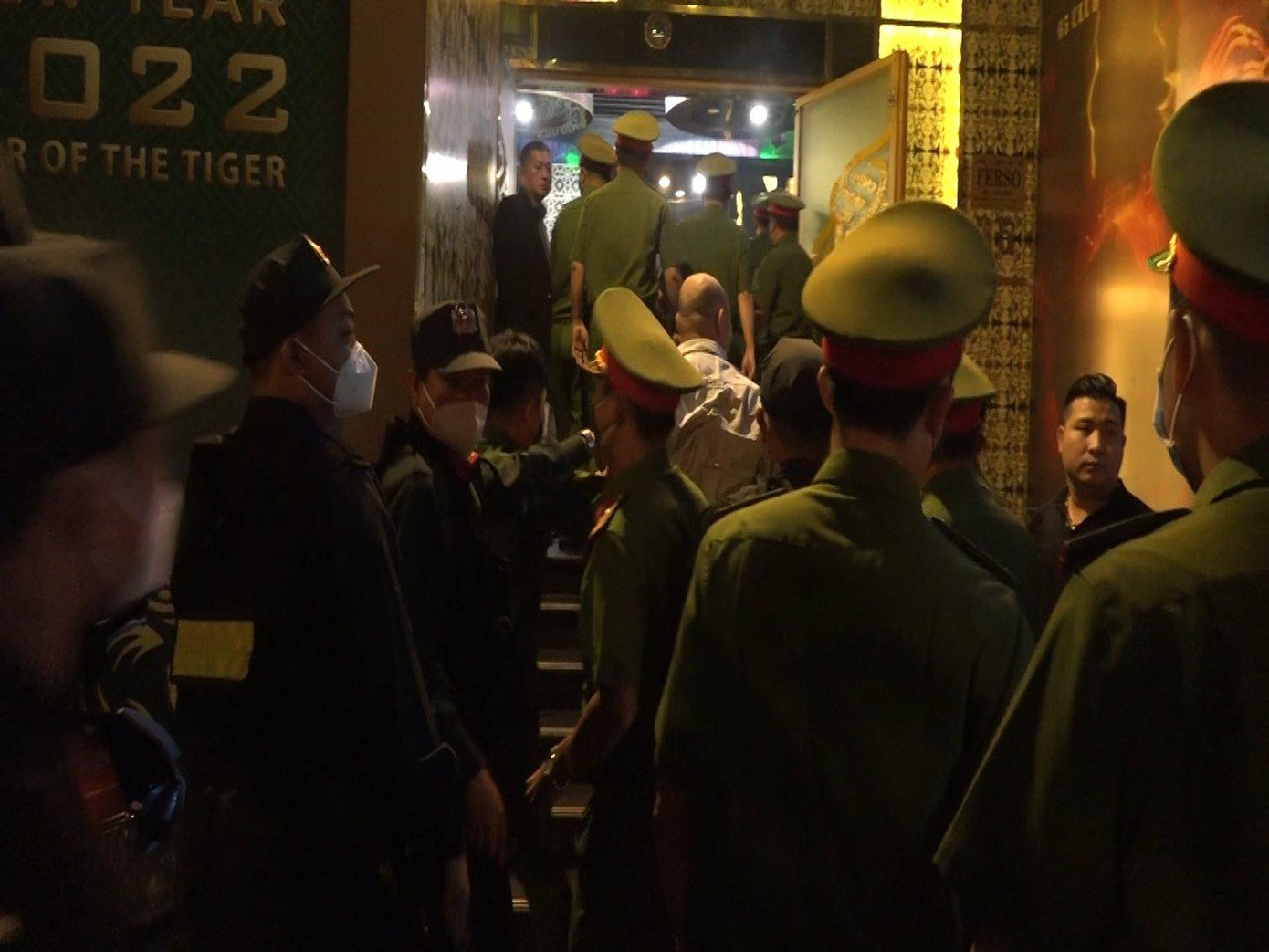 Công an kiểm tra quán bar.
