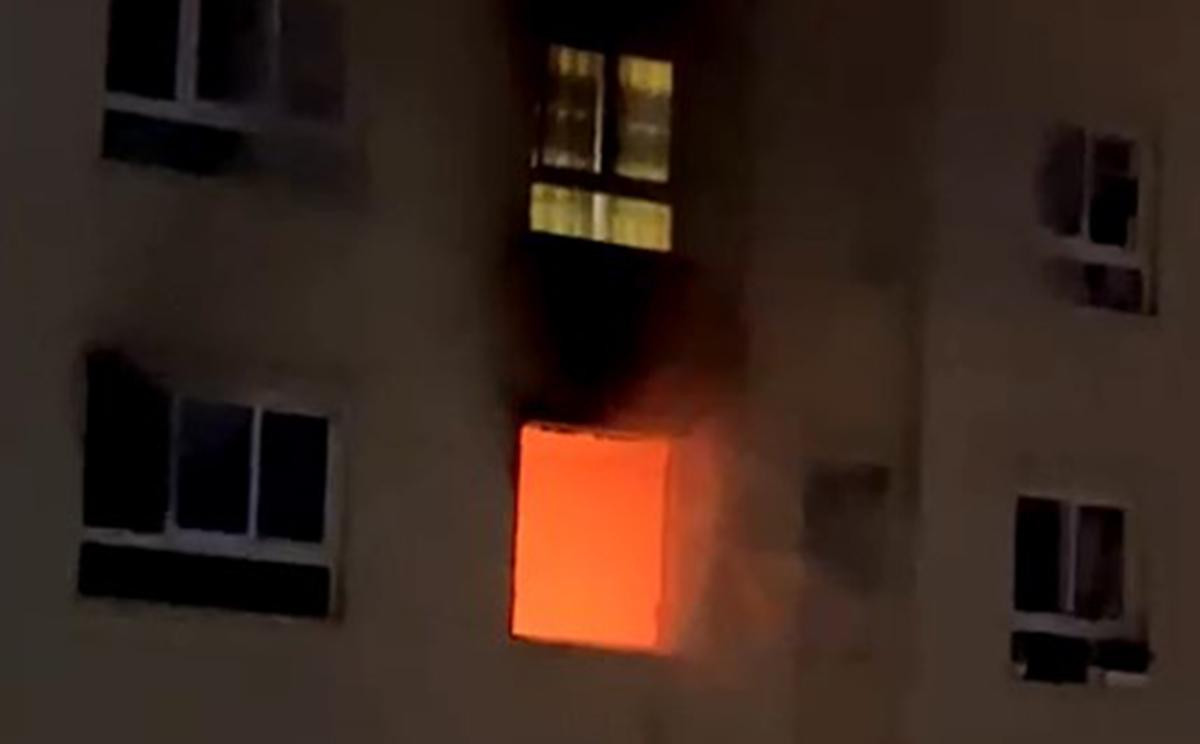 Căn hộ chung cư bốc cháy.