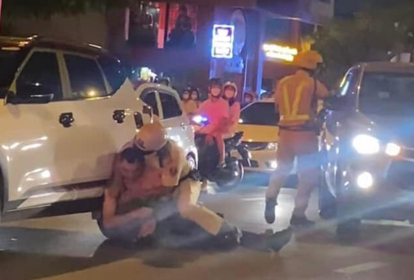 Nam tài xế có biểu hiện say xỉn, chống đối yêu cầu kiểm tra nồng độ cồn. Nam tài xế có biểu hiện say xỉn, chống đối yêu cầu kiểm tra nồng độ cồn.