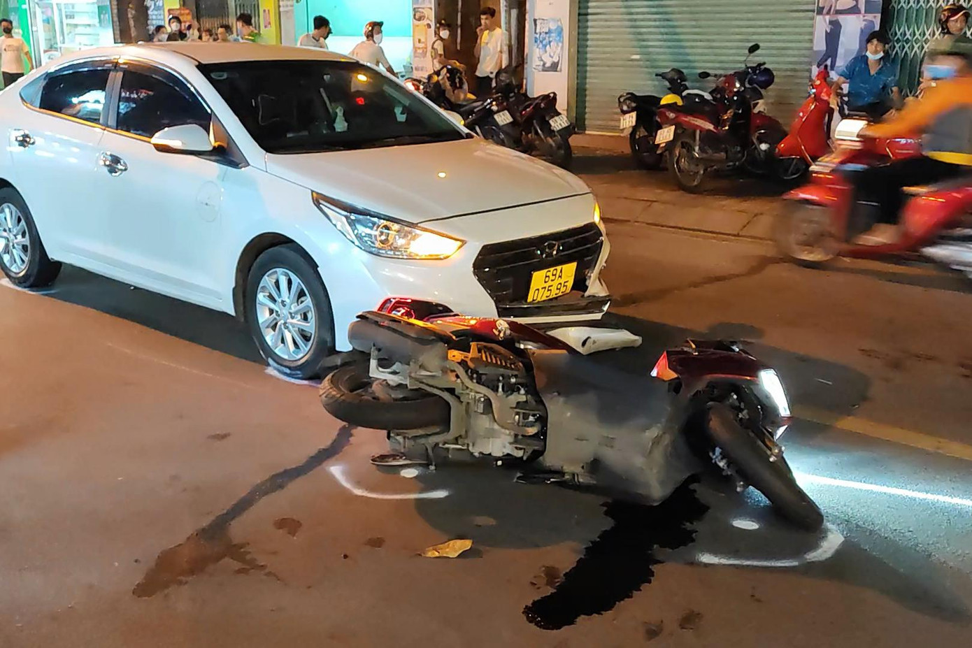 Chiếc xe máy của nạn nhân hư hỏng. Chiếc xe máy của nạn nhân hư hỏng.