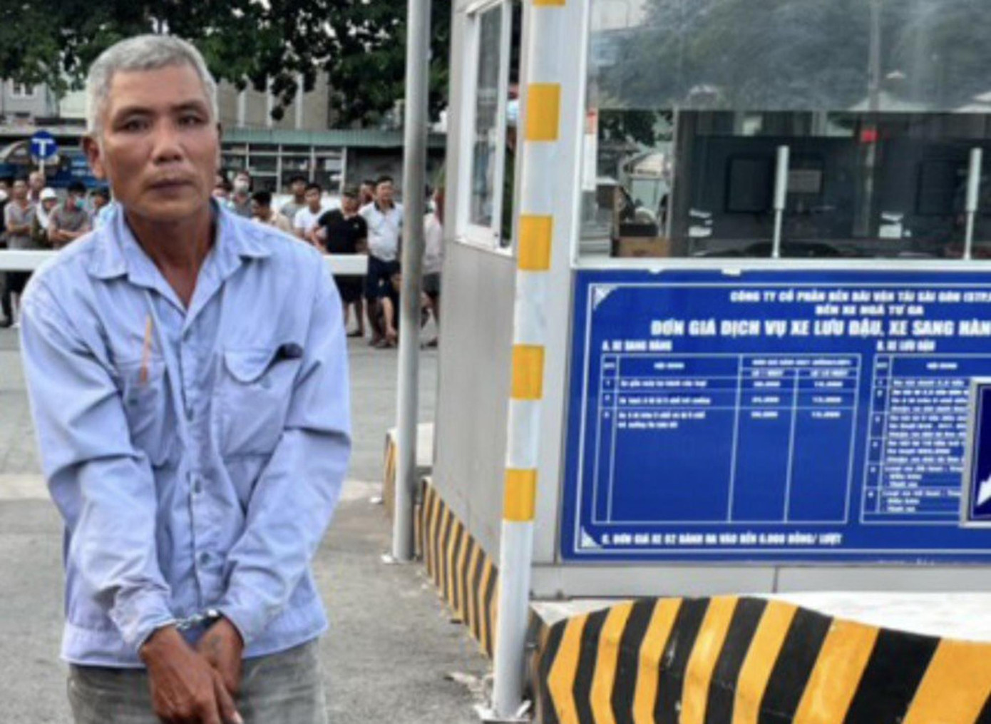 Đinh Tiến Trí được đưa về hiện trường vụ án. Đinh Tiến Trí được đưa về hiện trường vụ án.