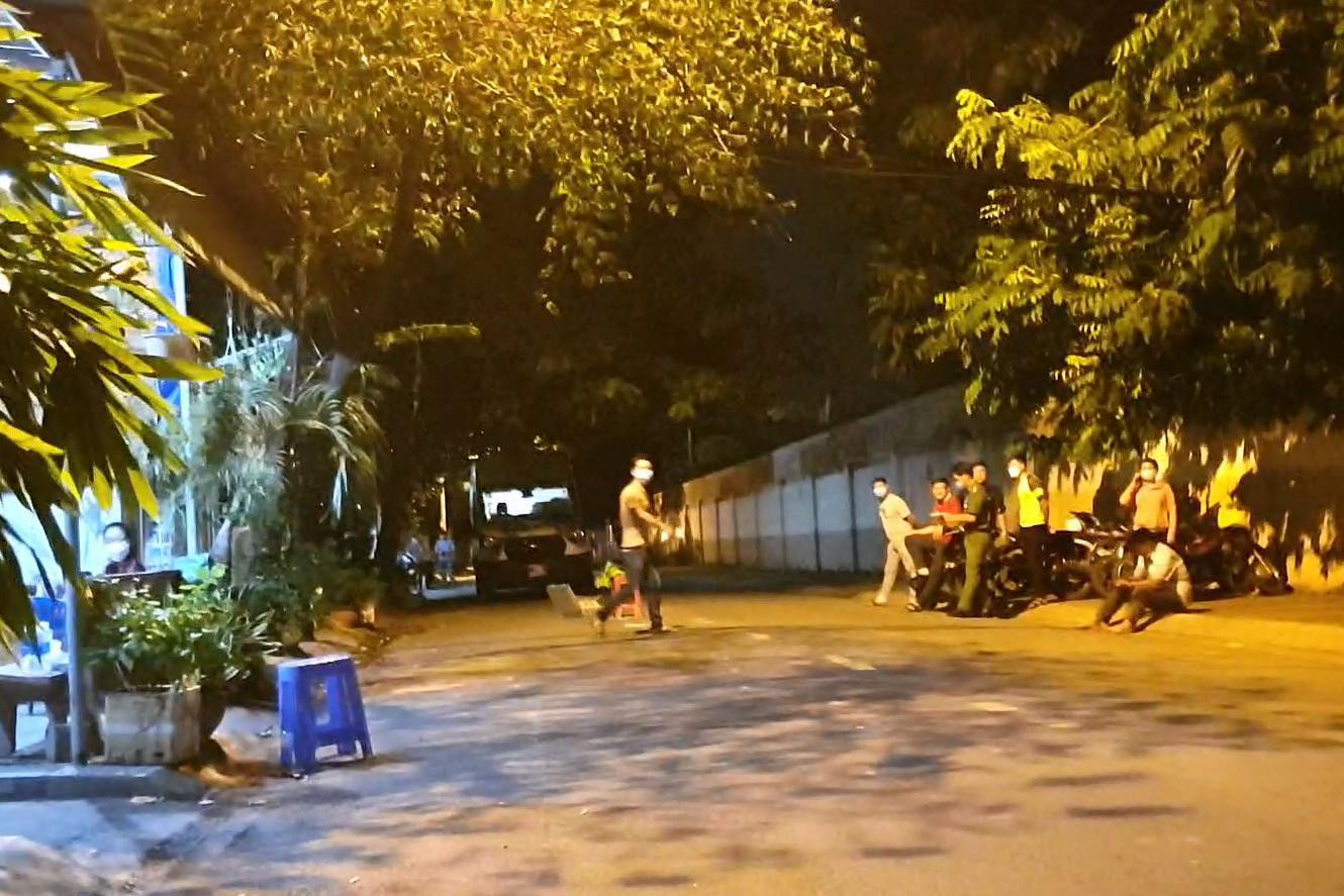 Lực lượng chức năng điều tra vụ việc.