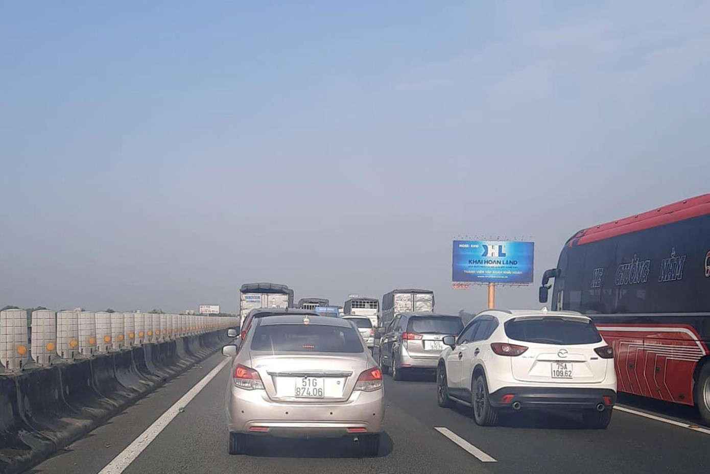 Tuyến cao tốc ùn tắc nghiêm trọng theo cả hai hướng. Tuyến cao tốc ùn tắc nghiêm trọng theo cả hai hướng.