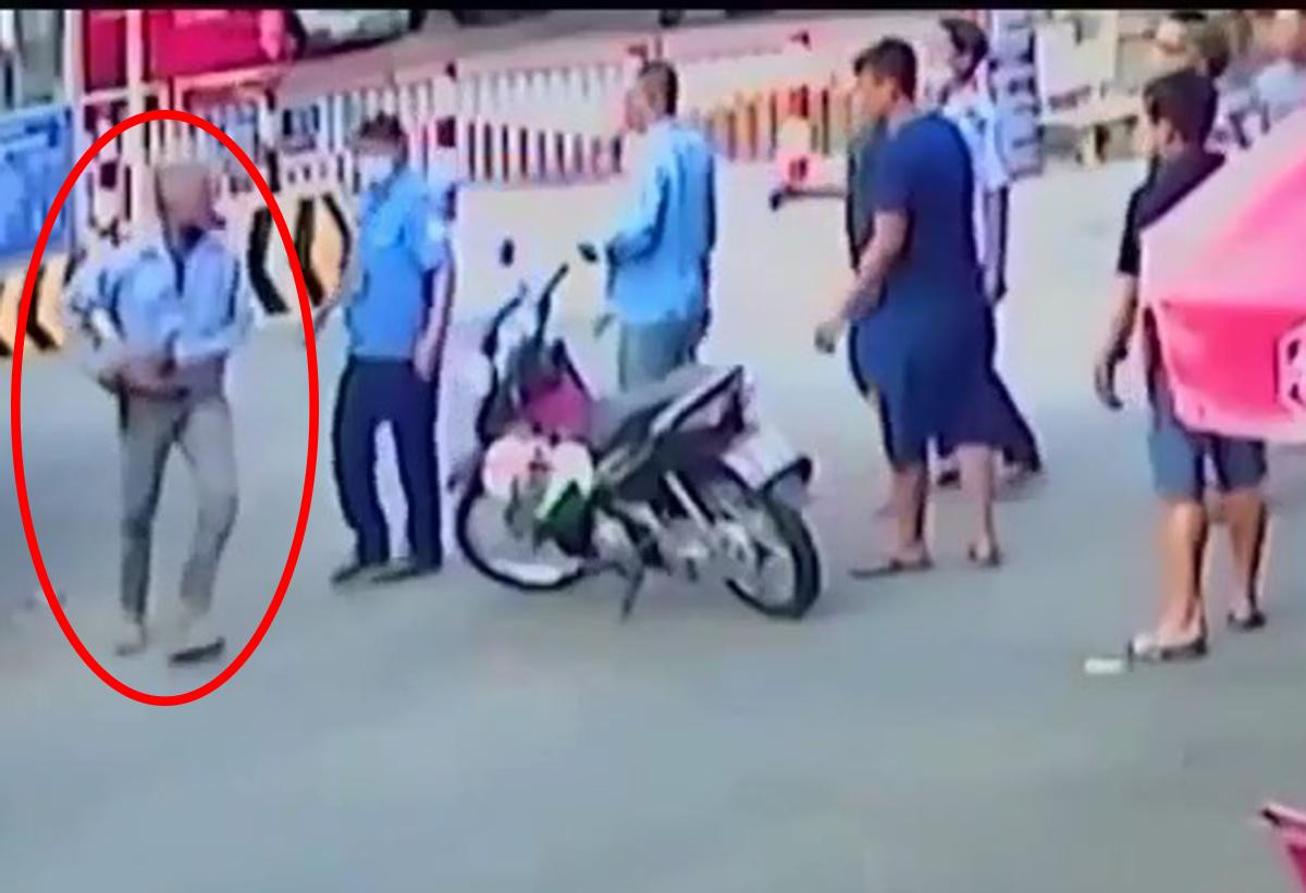 Trí rút tua vít đâm khiến nạn nhân tử vong. Trí rút tua vít đâm khiến nạn nhân tử vong.