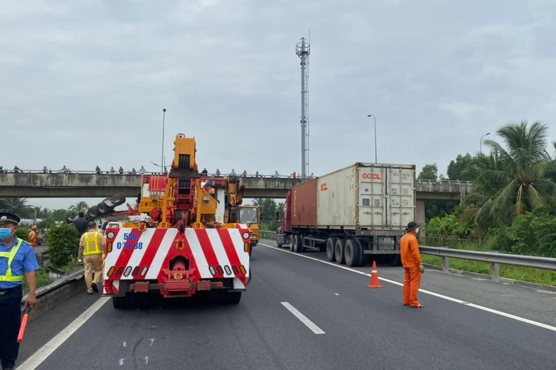 Lực lượng chức năng xử lý hiện trường. Lực lượng chức năng xử lý hiện trường.