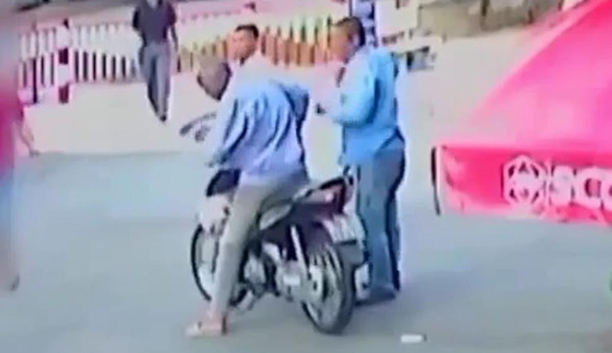 Nghi phạm lên xe rời khỏi hiện trường sau khi gây án. Nghi phạm lên xe rời khỏi hiện trường sau khi gây án.