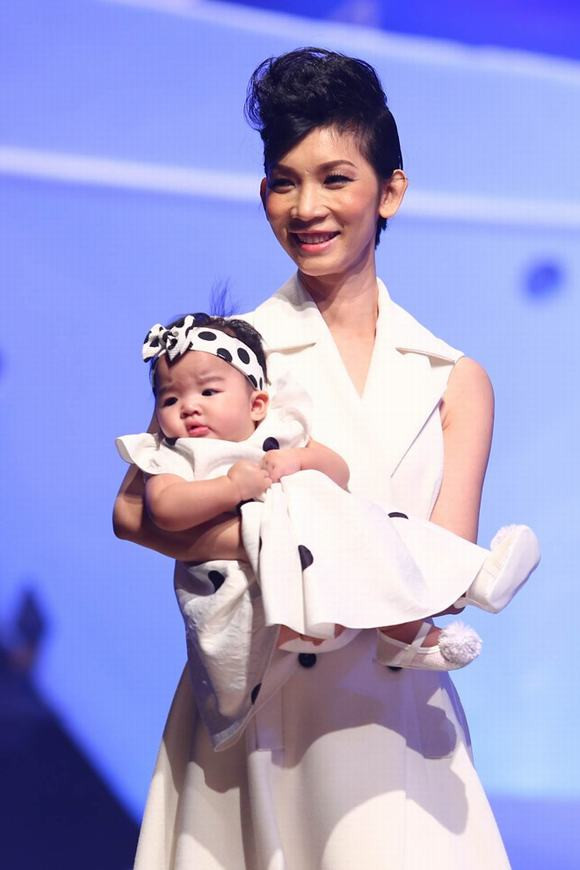 Những sao Việt sinh con muộn màng ảnh 5