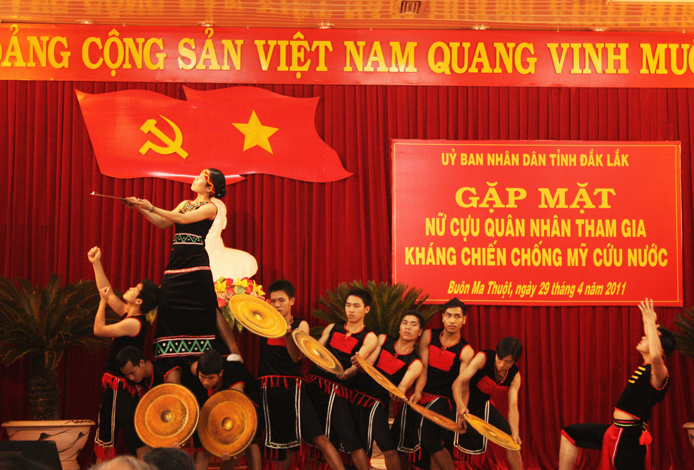 Ca nhạc chào mừng tại lễ gặp mặt