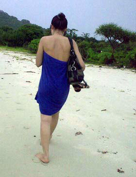 Sau khi cùng khách tắm tiên, “tiên nữ” này chỉ quấn ngang người một chiếc khăn tắm mỏng manh để đi dạo