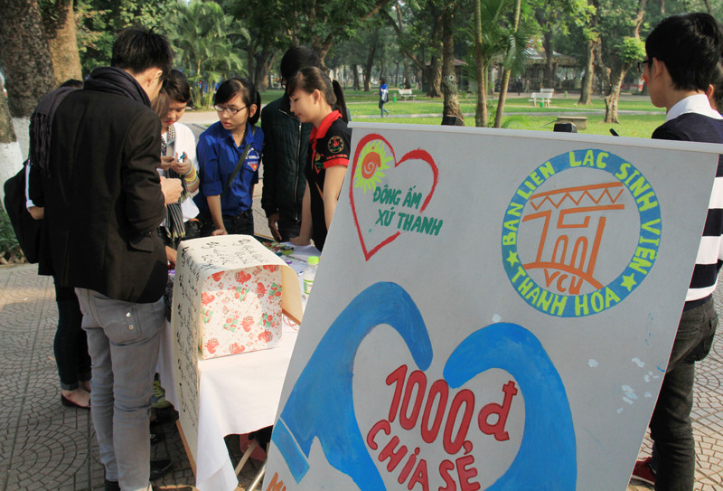 Hoạt động quyên góp, bán hàng để làm tình nguyện trong ngày hội. Hoạt động quyên góp, bán hàng để làm tình nguyện trong ngày hội