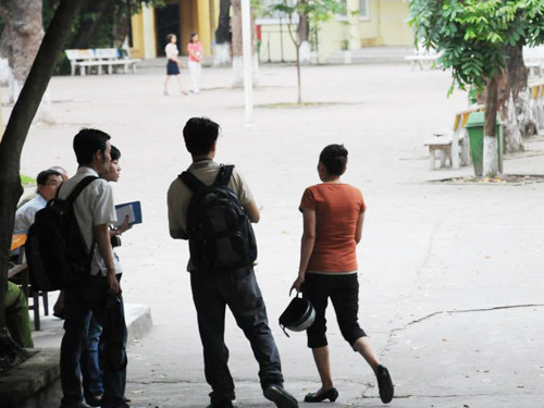 Đến giờ vào thi, có phụ huynh còn mang Chứng minh thi đến cho con