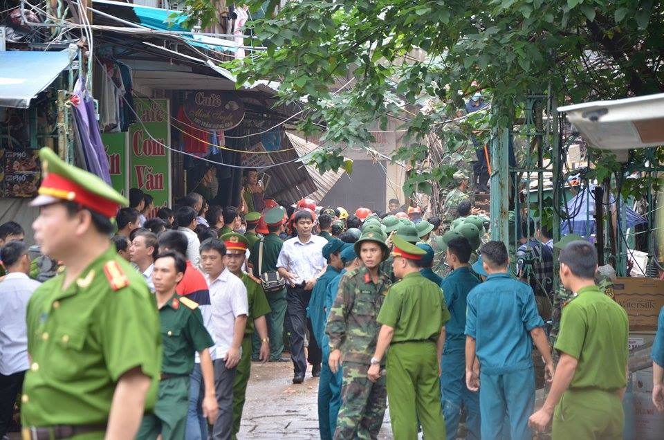 Sập nhà cũ ở Hà Nội, hai người tử vong dưới đống đổ nát ảnh 48
