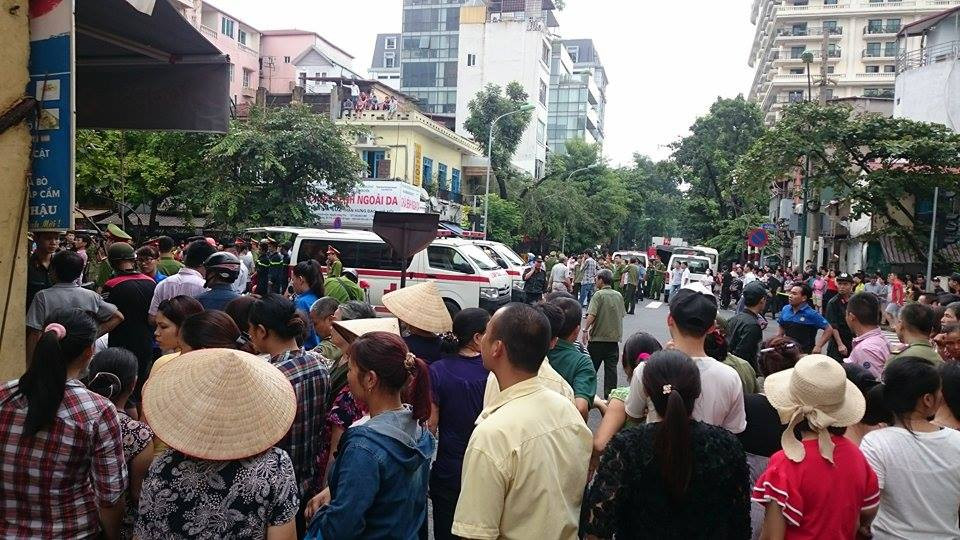 Sập nhà cũ ở Hà Nội, hai người tử vong dưới đống đổ nát ảnh 42