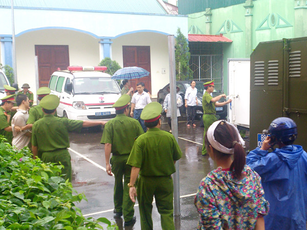 Các bị cáo được đưa khỏi phiên tòa về nơi tạm giam